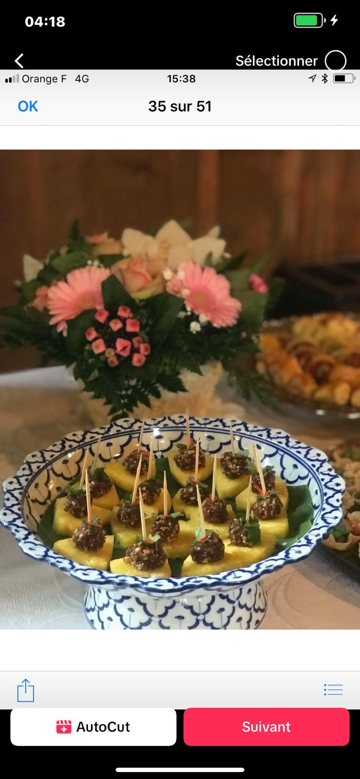 Canapés de concombre sur plateau décoratif
