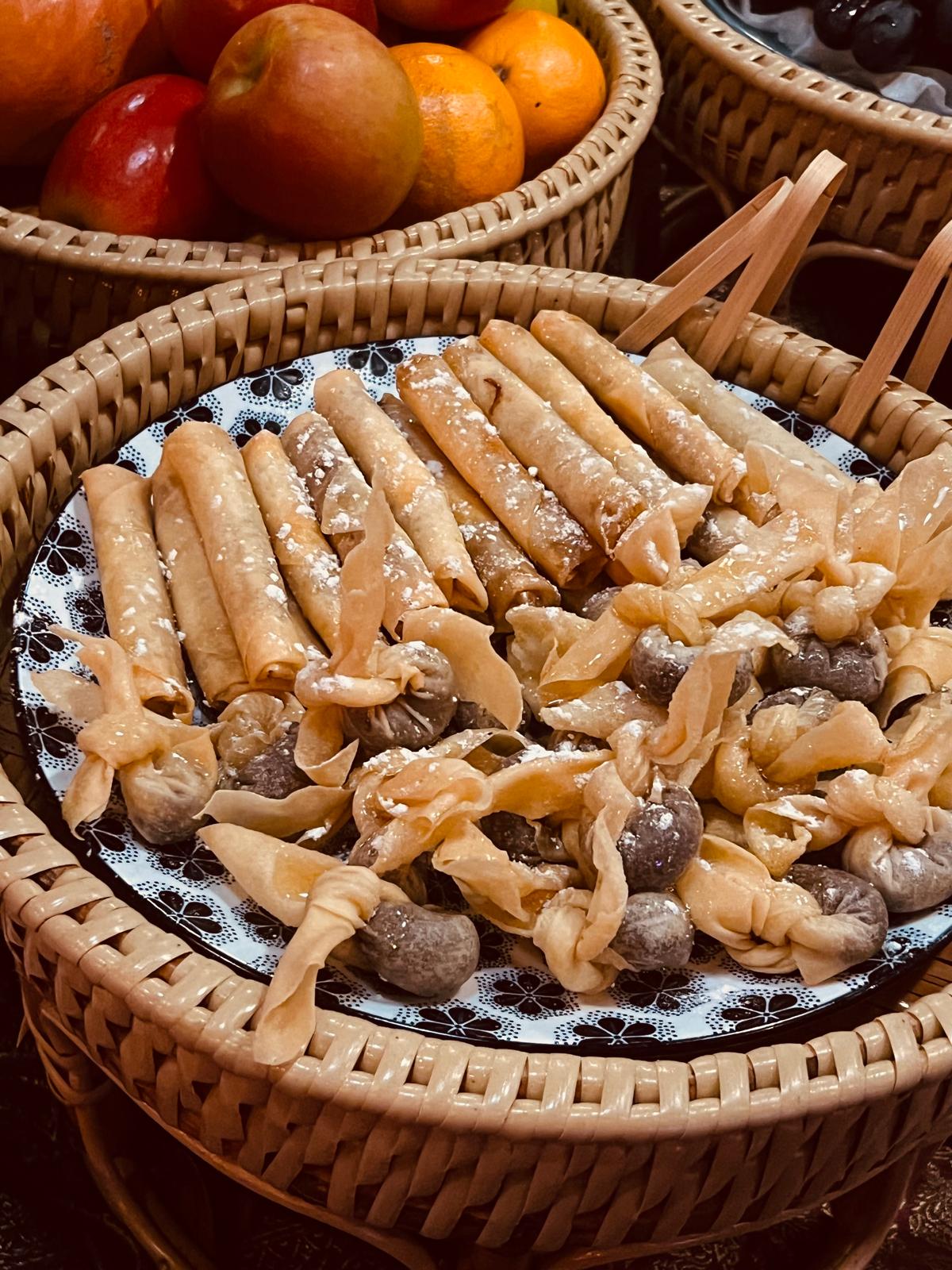 Desserts thaïlandais variés en paniers