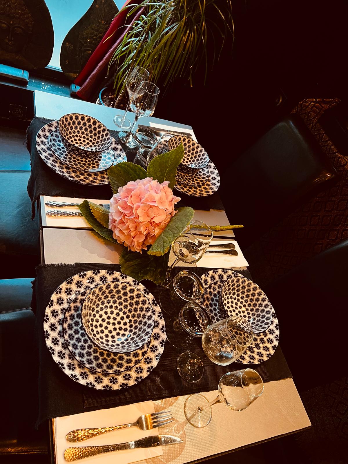 Table dressée, vaisselle à motifs