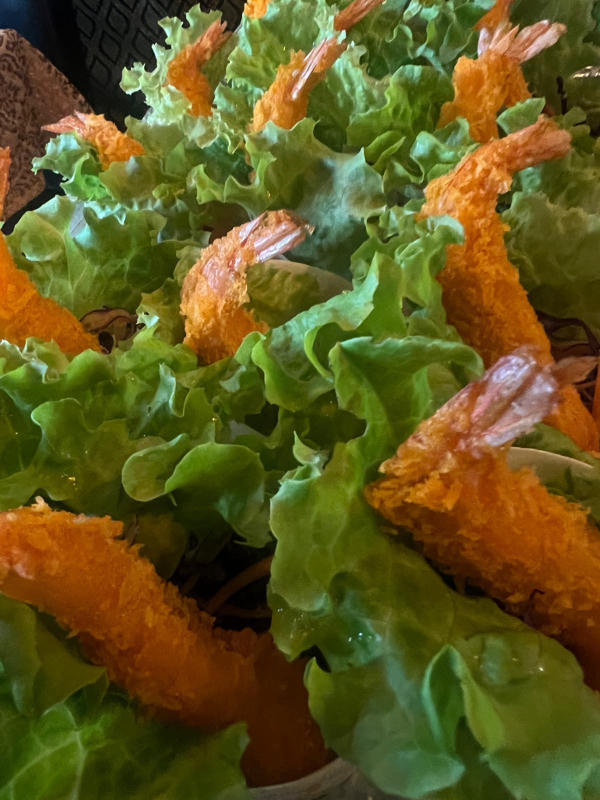 Crevettes panées dorées et menthe fraîche