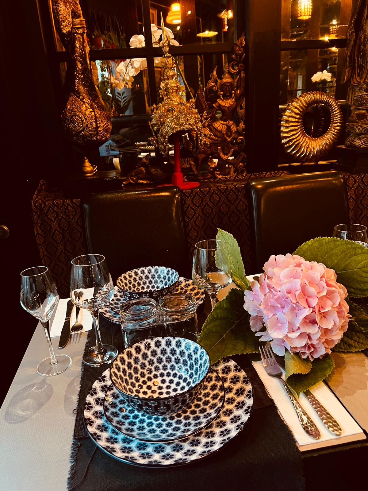 Table événementielle et sculptures dorées