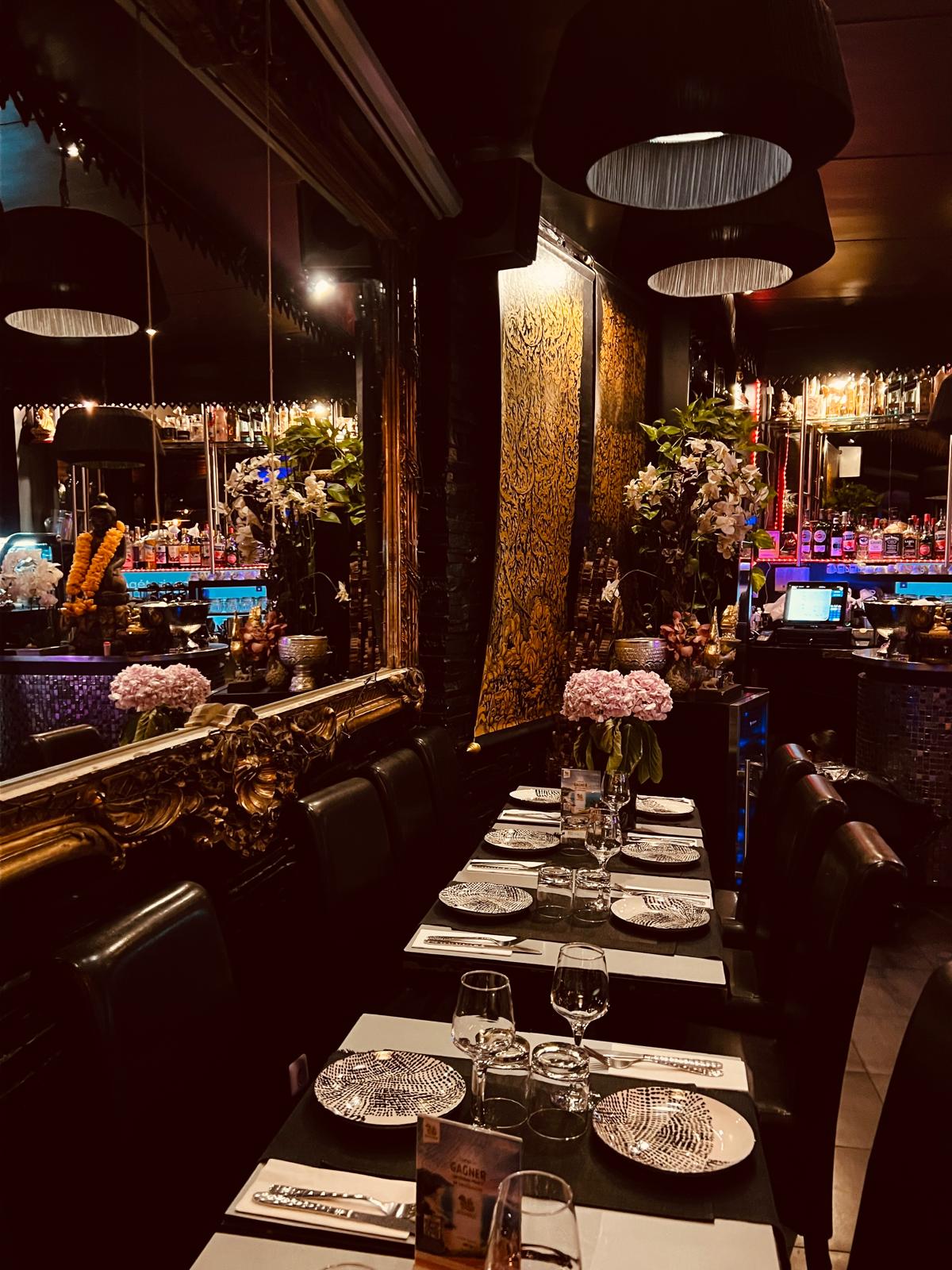La salle du restaurant Pad Thaï, avec ses orchidées et son grand miroir