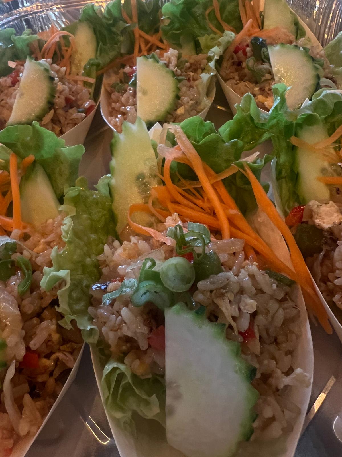 Barquettes de Pad Thaï fraîchement préparé