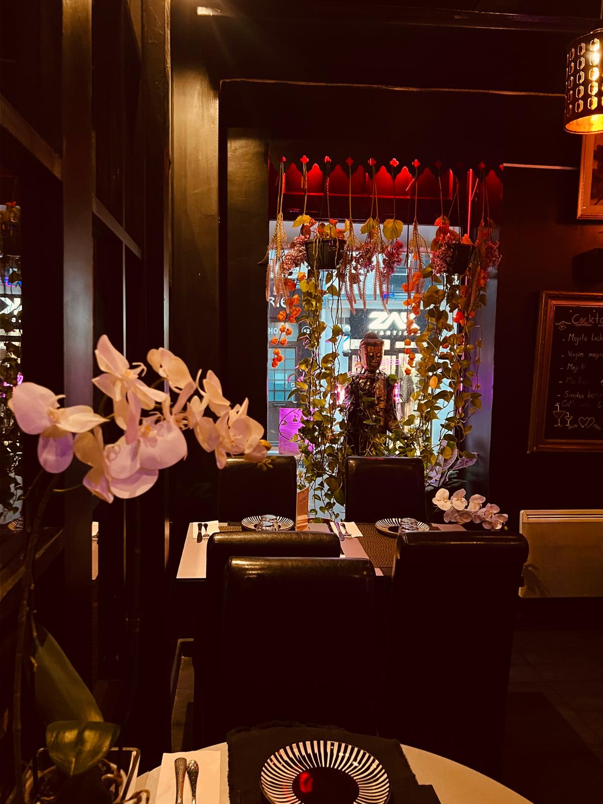 Table intime, bouddha et fleurs