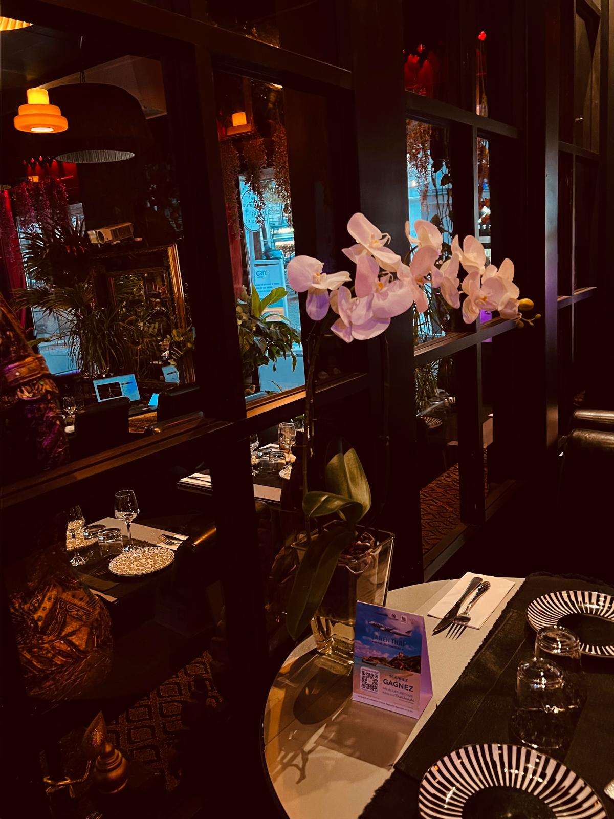 Coin repas, orchidées blanches