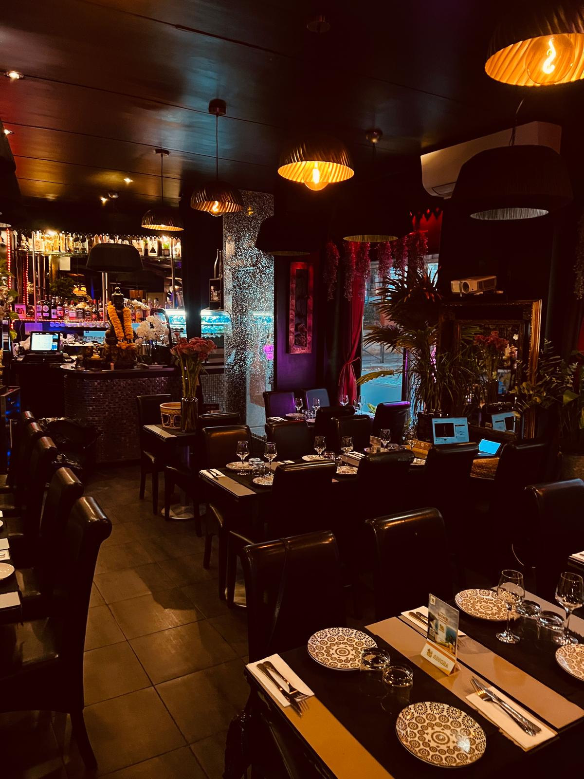 Vue d'ensemble du bar et des tables