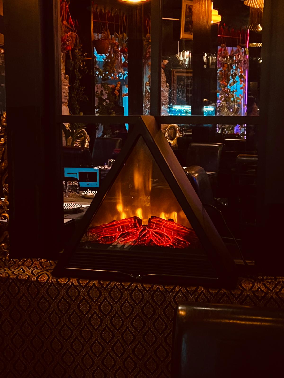 Cheminée contemporaine et décor thaï