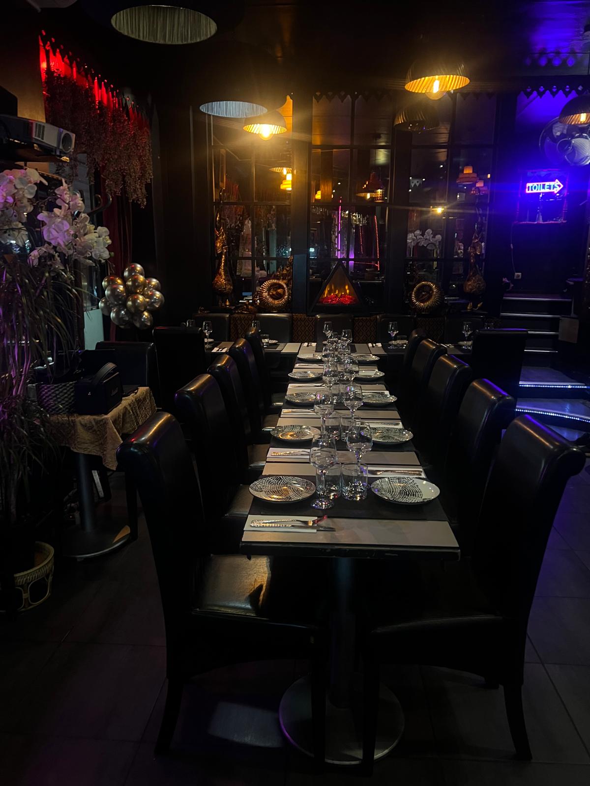 Grande table de groupe près de la cheminée