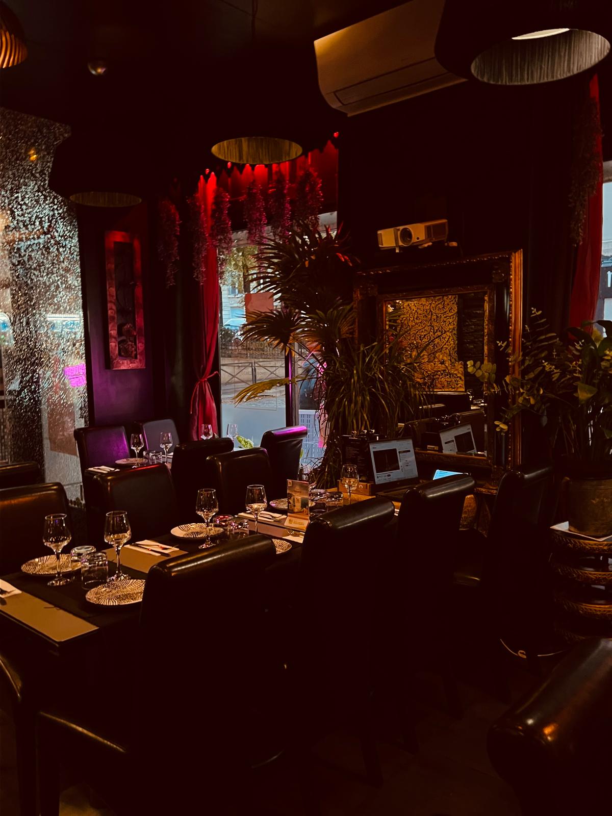 Vue intérieure, grand miroir et orchidées